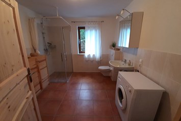 Monteurzimmer: Badezimmer mit Waschmaschine - Ferienwohnung Bremer