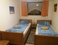 Monteurzimmer: Schlafzimmer mit 2 Einzelbetten - Ferienwohnung " Zum Eichhörnchen"