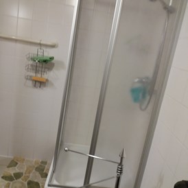 Monteurzimmer: Badezimmer mit Dusche - Ferienwohnung " Zum Eichhörnchen"