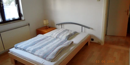 Monteurwohnung - Parkplatz: kostenlose Parkplätze in der Straße - Bremen-Umland - 1 Schlafzimmer     Bett 1,40 X 2,00 m    mit Nachtschrank und Lampe      Raum Größe 15,3 m² - Monteurwohnung  Trostmann  Drei Zimmer Wohnung Möbliert zwei Schlafzimmer  im Privathaus
