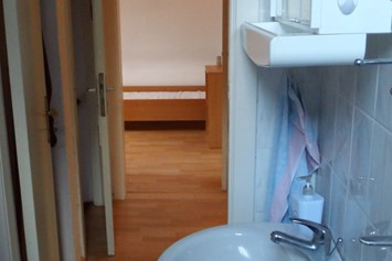 Monteurwohnung: Duschbad Waschbecken   Raum Größe ca 2,5 m² - Monteurwohnung  Trostmann  Drei Zimmer Wohnung Möbliert zwei Schlafzimmer  im Privathaus