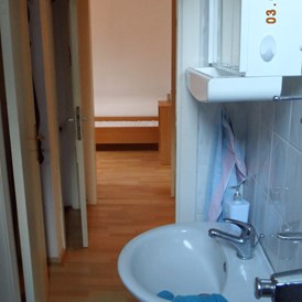 Monteurwohnung: Duschbad Waschbecken   Raum Größe ca 2,5 m² - Monteurwohnung  Trostmann  Drei Zimmer Wohnung Möbliert zwei Schlafzimmer  im Privathaus