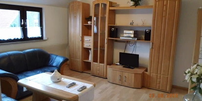 Monteurwohnung - Parkplatz: kostenlose Parkplätze in der Straße - Bremen-Umland - Wohnstube Schrank mit TV DVD und Radio CD - Monteurwohnung  Trostmann  Drei Zimmer Wohnung Möbliert zwei Schlafzimmer  im Privathaus