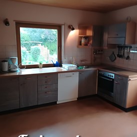 Monteurzimmer: Die Küche ist ausgestattet mit Backofen, Herd, Spülmaschine etc. - Ferienwohnung Bergstraße