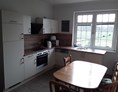 Monteurzimmer: Küche mit Kühlschrank  + Gefrierfach  - Waldblick