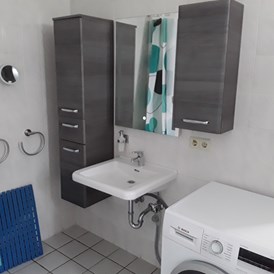 Monteurzimmer: Badezimmer mit Dusche behindertengerecht  eingerichtet.  - Waldblick