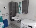 Monteurzimmer: Badezimmer mit Dusche behindertengerecht  eingerichtet.  - Waldblick