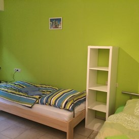 Monteurzimmer: 2 Betten der Zwei-Zimmer-Wohnung - Schlehenweg 