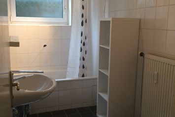 Monteurzimmer: Badezimmer der Zwei-Zimmer-Wohnung - Schlehenweg 