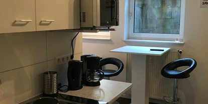 Monteurwohnung - Lauffen am Neckar - Küche und Essplatz des Appartments - Schlehenweg