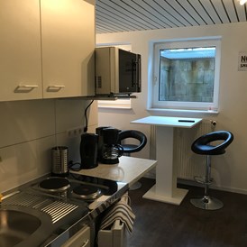 Monteurzimmer: Küche und Essplatz des Appartments - Schlehenweg 