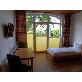 Monteurzimmer: Zweibettzimmer mit Terrasse - Zimmer u. Wohnungen für Handwerker u. Monteure 9 km östlich von Lüneburg