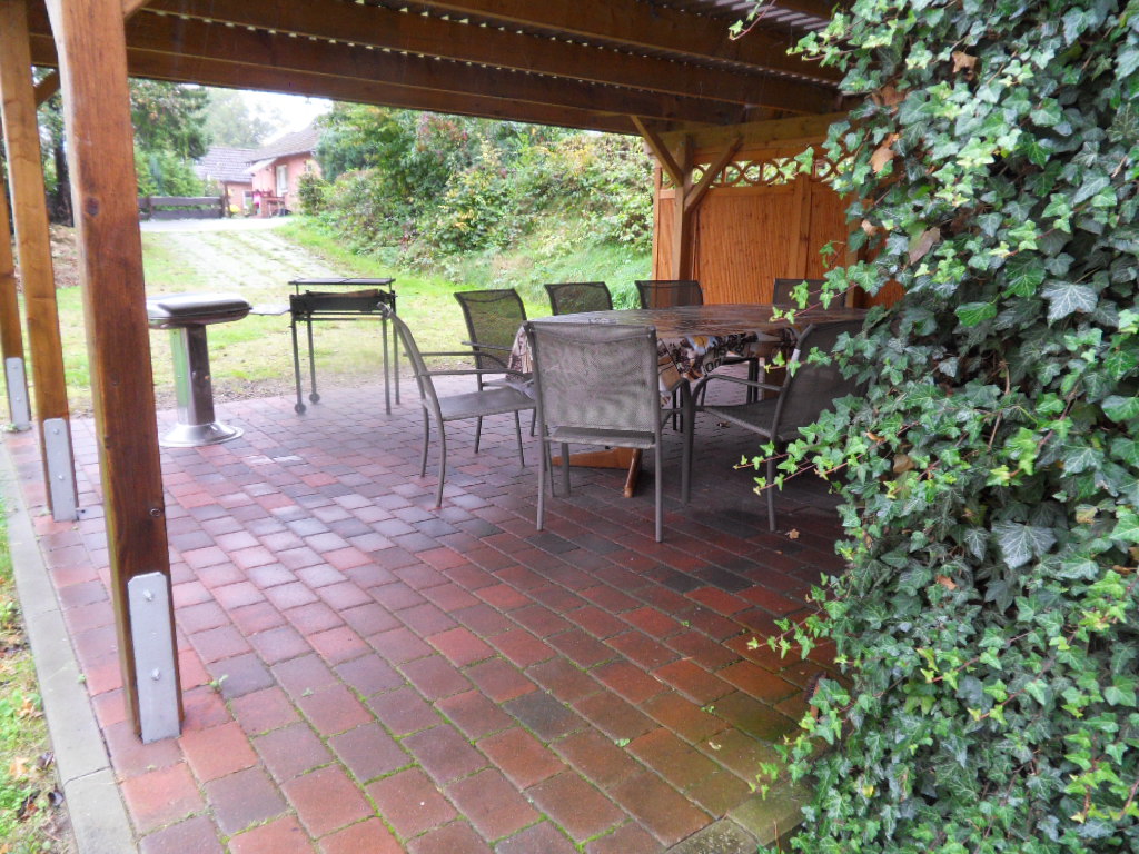 Monteurzimmer: überdachte Terrasse zum Rauchen und grillen - Zimmer u. Wohnungen für Handwerker u. Monteure 9 km östlich von Lüneburg