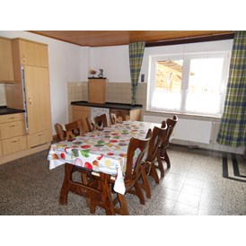 Monteurzimmer: große Küche mit Esstisch - Zimmer u. Wohnungen für Handwerker u. Monteure 9 km östlich von Lüneburg