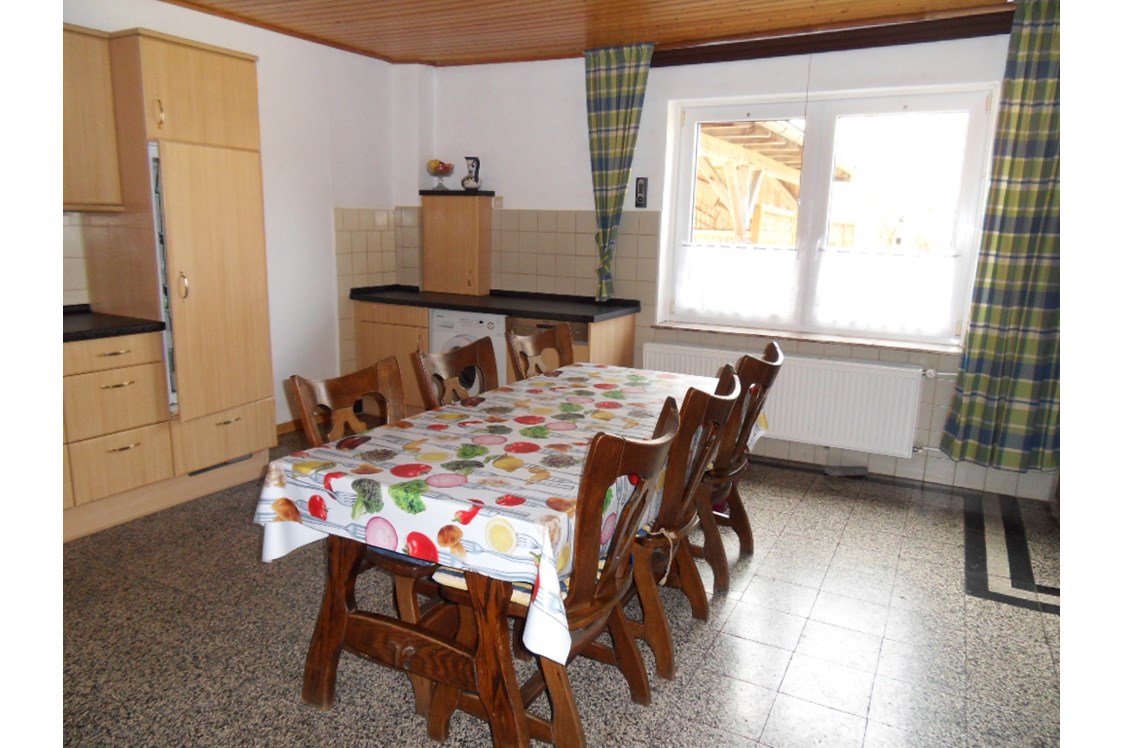Monteurzimmer: große Küche mit Esstisch - Zimmer u. Wohnungen für Handwerker u. Monteure 9 km östlich von Lüneburg