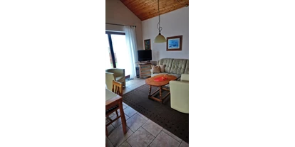Monteurwohnung - PLZ 36043 (Deutschland) - Wohnzimmer mit Essplatz - Ferienhaus Bittner