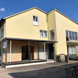 Monteurzimmer: Hausansicht / Eingangsbereich / Hofeinfahrt - M&A Immobilien - Offingen / rooms & apartments