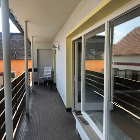 Monteurzimmer: Balkon - M&A Immobilien - Offingen / rooms & apartments