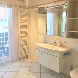 Monteurzimmer: Badezimmer 1 mit Dusche und Badewanne - M&A Immobilien - Offingen / rooms & apartments