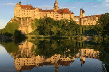 Monteurzimmer: Schloss Hohenzollern in 72488 Sigmaringen an der Donau, nur 6km von Ihrer Unterkunft entfernt. - Bantles Ferienwohnung im Parterre