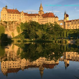 Monteurzimmer: Schloss Hohenzollern in 72488 Sigmaringen an der Donau, nur 6km von Ihrer Unterkunft entfernt. - Bantles Ferienwohnung im Parterre