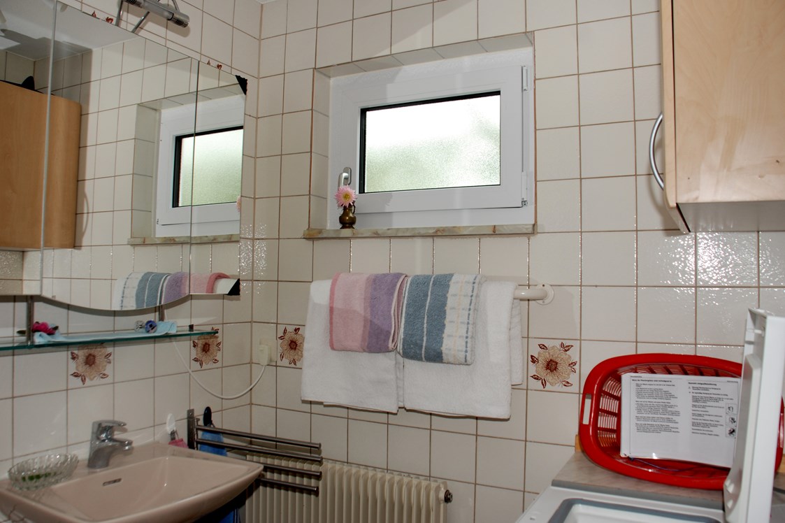 Monteurzimmer: Dusche/ WC mit Fenster; Waschmaschine mit Münzautomat - Bantles Ferienwohnung im Parterre