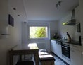Monteurzimmer: Küche mit Esstisch - Gästezimmer Auszeit