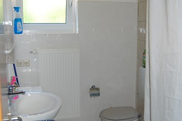 Monteurzimmer: Dusche, Waschv´becken und WC in der Monteurunterkunft im Schwarzwald - Hanspeterhof