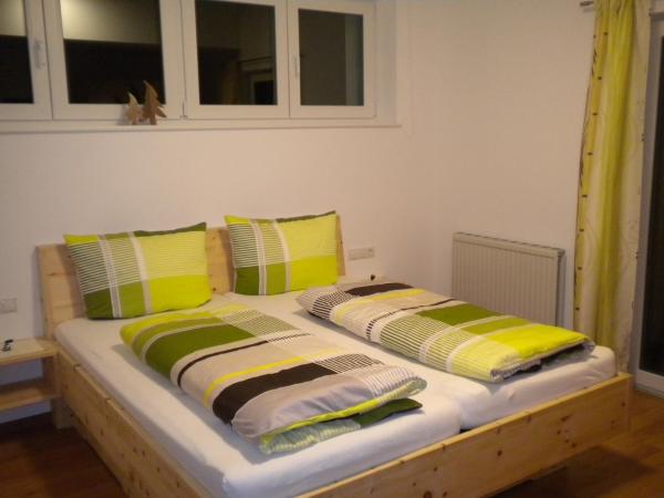Monteurwohnung - TV - Alpenregion Bludenz - Schlafzimmer Appartement 17 - Hotel Garni Brigitte