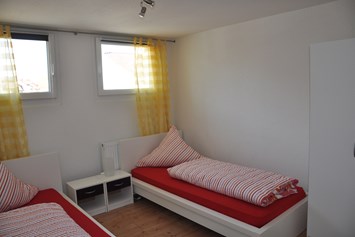 Monteurzimmer: Ein Schlafzimmer mit zwei Einzelbetten - Storchennest