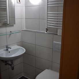 Monteurzimmer: Bad im Zimmer 2 - Zimmervermietung-Velten