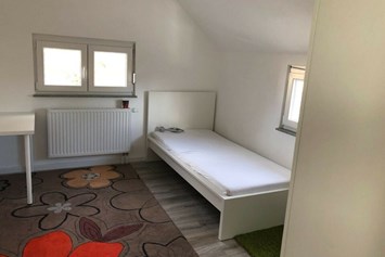 Monteurzimmer: Einzelbett - Zimmer in Leonberg 