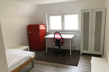 Monteurzimmer: Zimmer mit Kühlschrank, Schreibtisch und Kleiderschrank - Zimmer in Leonberg 