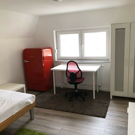 Monteurzimmer: Zimmer mit Kühlschrank, Schreibtisch und Kleiderschrank - Zimmer in Leonberg 
