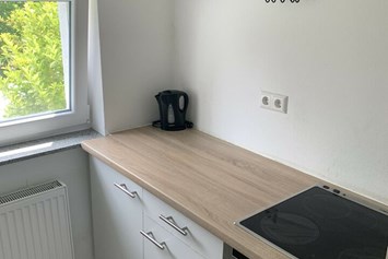 Monteurzimmer: Küche mit Herd, Backofen und Wasserkocher - Zimmer in Leonberg 