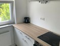 Monteurzimmer: Küche mit Herd, Backofen und Wasserkocher - Zimmer in Leonberg 