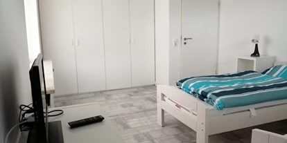 Monteurwohnung - Kaffeemaschine - Schleswig-Holstein - Schlafzimmer mit Einbauschrank. - Konrad Adenauer Ring