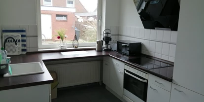 Monteurwohnung - Kaffeemaschine - Schleswig-Holstein - Die Küche mit Abzugshaube. - Konrad Adenauer Ring