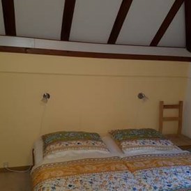 Monteurzimmer: unteres Schlafzimmer mit Doppelbett - Ferienhaus Tindy am Silbersee