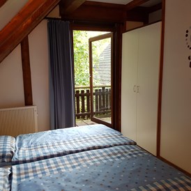 Monteurzimmer: oberes Schlafzimmer mit Doppelbett - Ferienhaus Tindy am Silbersee