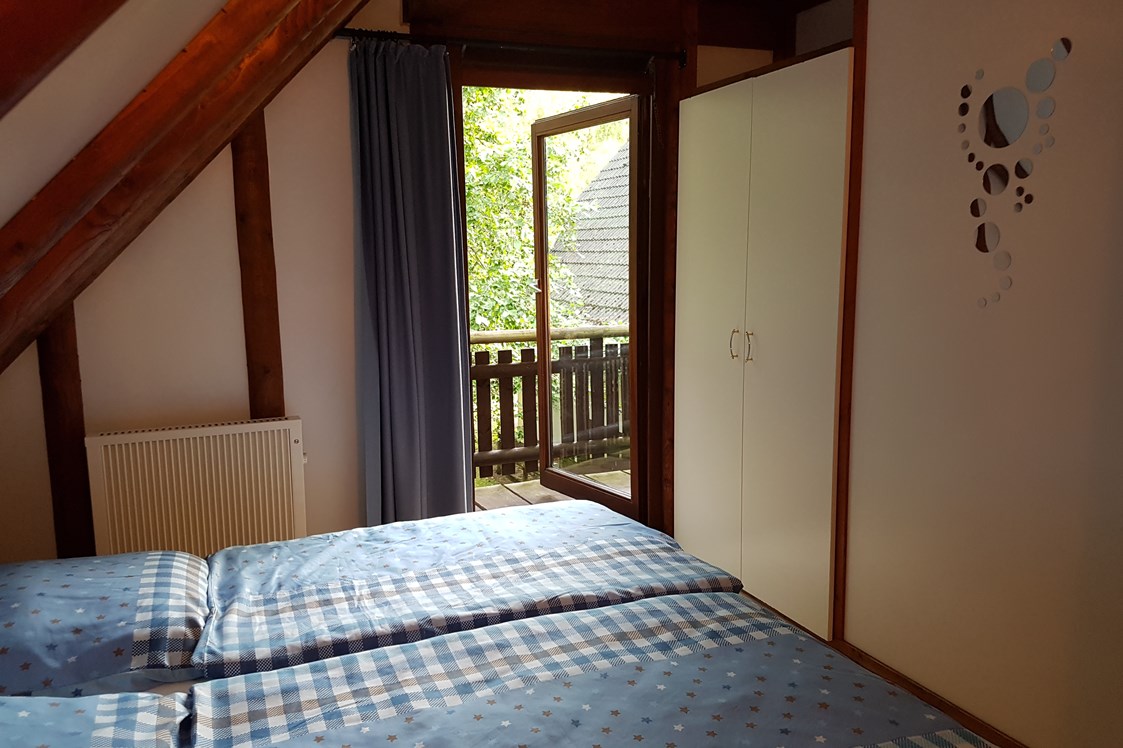 Monteurzimmer: oberes Schlafzimmer mit Doppelbett - Ferienhaus Tindy am Silbersee