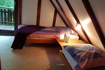 Monteurzimmer: oberes Schlafzimmer mit 2 Einzelbetten - Ferienhaus Tindy am Silbersee