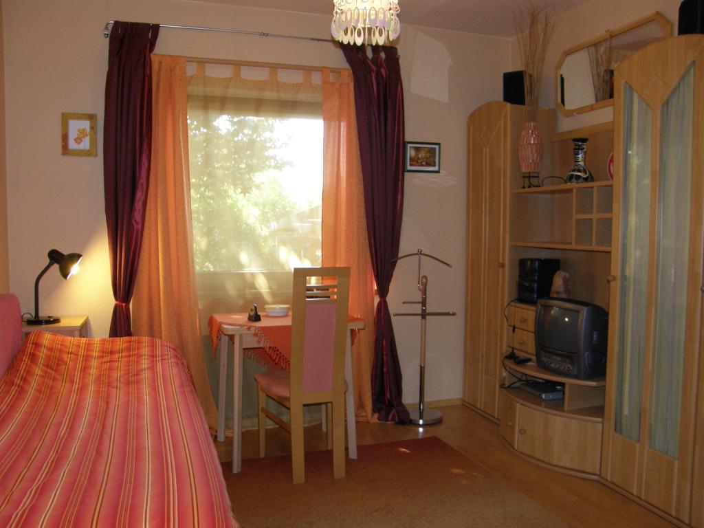 Monteurwohnung - Art der Unterkunft: Gästezimmer - Österreich - Einbettzimmer im Haupthaus mit DU/WC/TV/KÜ, W-Lan, direkt Eingang vom Garten - Arbeiterquartier Familie Haiderer