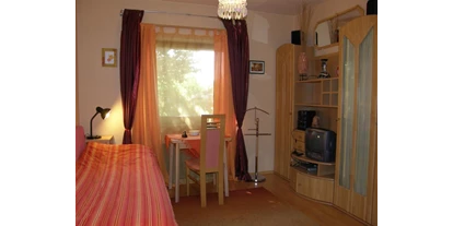 Monteurwohnung - PLZ 2482 (Österreich) - Einbettzimmer im Haupthaus mit DU/WC/TV/KÜ, W-Lan, direkt Eingang vom Garten - Arbeiterquartier Familie Haiderer