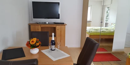 Monteurwohnung - Kehl - private Ferienwohnung mit Wohn-Schlafzimmer, 2 Schlafzimmer, Wohnflur, Einbauküche, Bad, WC. Balkon. Nichtraucherwohnung. Unsere Ferienwohnung ist im 1. OG. in unmittelbarer Umgebung ca. 500m gibt es einen Pennymarkt, eine Metzgerei, Restaurant, Arzt. - Ferienwohnung Bruckenfeld Rheinau-Linx