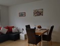 Monteurzimmer: Wohn-Schlafzimmer mit Essbereich, Fernseher und Doppelbett. Nichtraucherzimmer - Ferienwohnung Bruckenfeld Rheinau-Linx