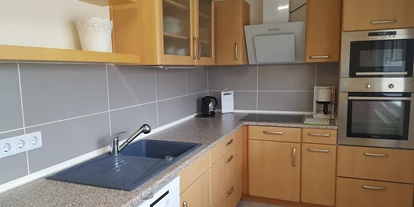 Monteurwohnung - Kehl - Komplett eingerichtete Küche mit Cerab-Kochfeld, Backofen, Mikrowelle, Spüle, Geschirrspüler, Kühlschrank, Mixer, Kaffeemaschine, Wasserkocher, Töpfe, Geschirr, Besteck, Pfannen. Nichtraucherbereich
 - Ferienwohnung Bruckenfeld Rheinau-Linx