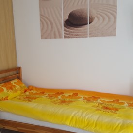 Monteurzimmer: Schlafzimmer 2 mit 2 Einzelbetten, Fernseher, Schrank, Zugang zum Balkon. Nichtraucherzimmer - Ferienwohnung Bruckenfeld Rheinau-Linx