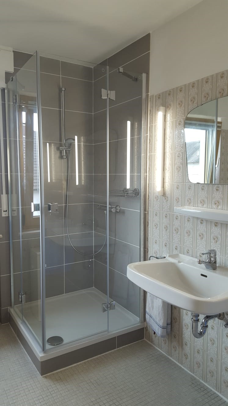 Monteurzimmer: Bad mit Dusche, Badewanne, 2 Waschbecken. 2 Spiegel. Nichtraucherbereich - Ferienwohnung Bruckenfeld Rheinau-Linx
