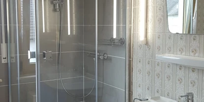 Monteurwohnung - Kehl - Bad mit Dusche, Badewanne, 2 Waschbecken. 2 Spiegel. Nichtraucherbereich - Ferienwohnung Bruckenfeld Rheinau-Linx